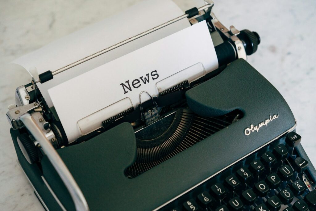 Máquina de escribir antigua, símbolo de la redacción de 1001medios
