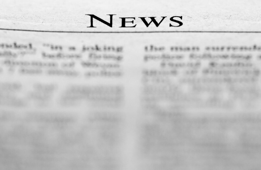 Periódico con la palabra news, actualidad e información en 1001medios